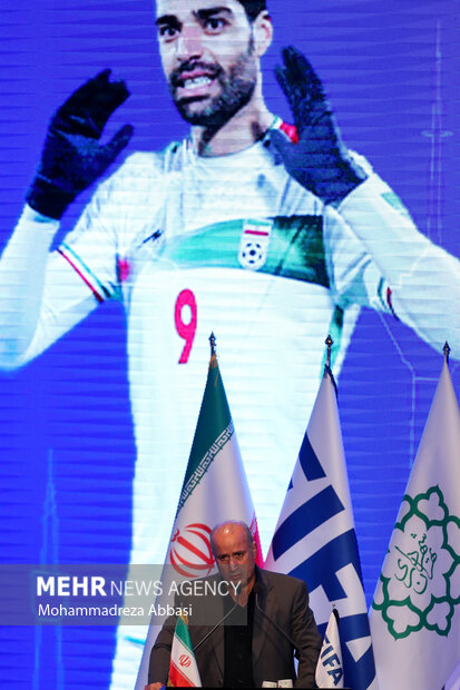 مهدی تاج رییس فدراسیون فوتبال در حال سخنرانی در مراسم رونمایی از کاپ جام جهانی در برج میلاد تهران است