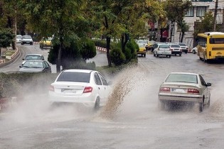 ترافیک ورودی به تهران سنگین است/ بارندگی در محورهای ۸ استان