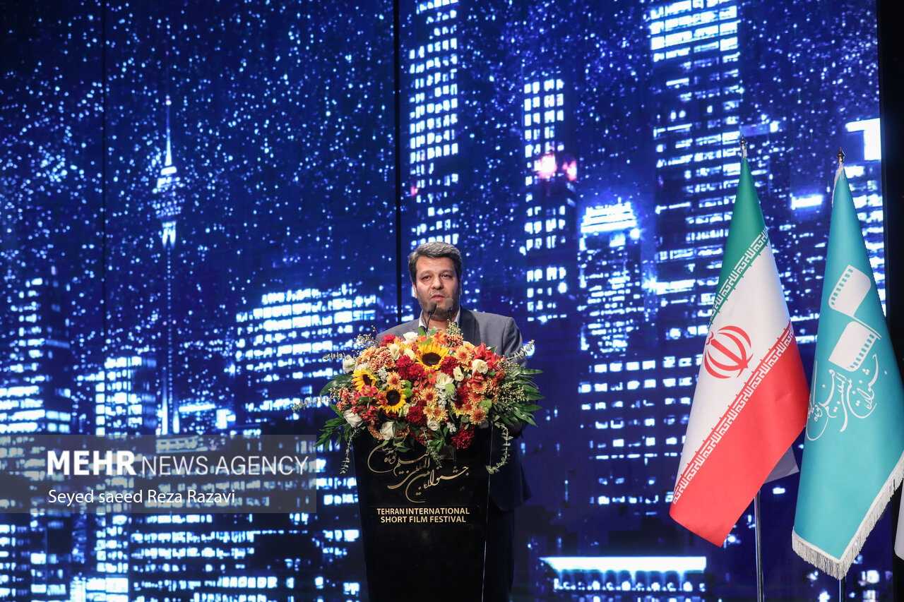 محمد خزاعی رئیس سازمان سینمایی در حال سخنرانی در مراسم اختتامیه سی‌وهشتمین جشنواره بین‌المللی فیلم کوتاه تهران است
