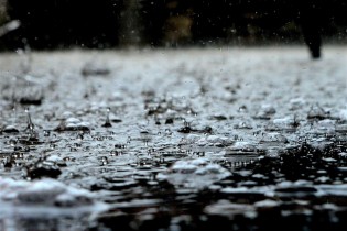 بارش باران در جاده‌های ۱۳ استان