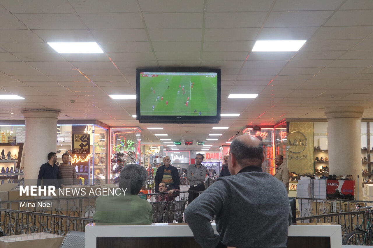 تماشای بازی تیم ملی در بازار قدیمی تبریز
