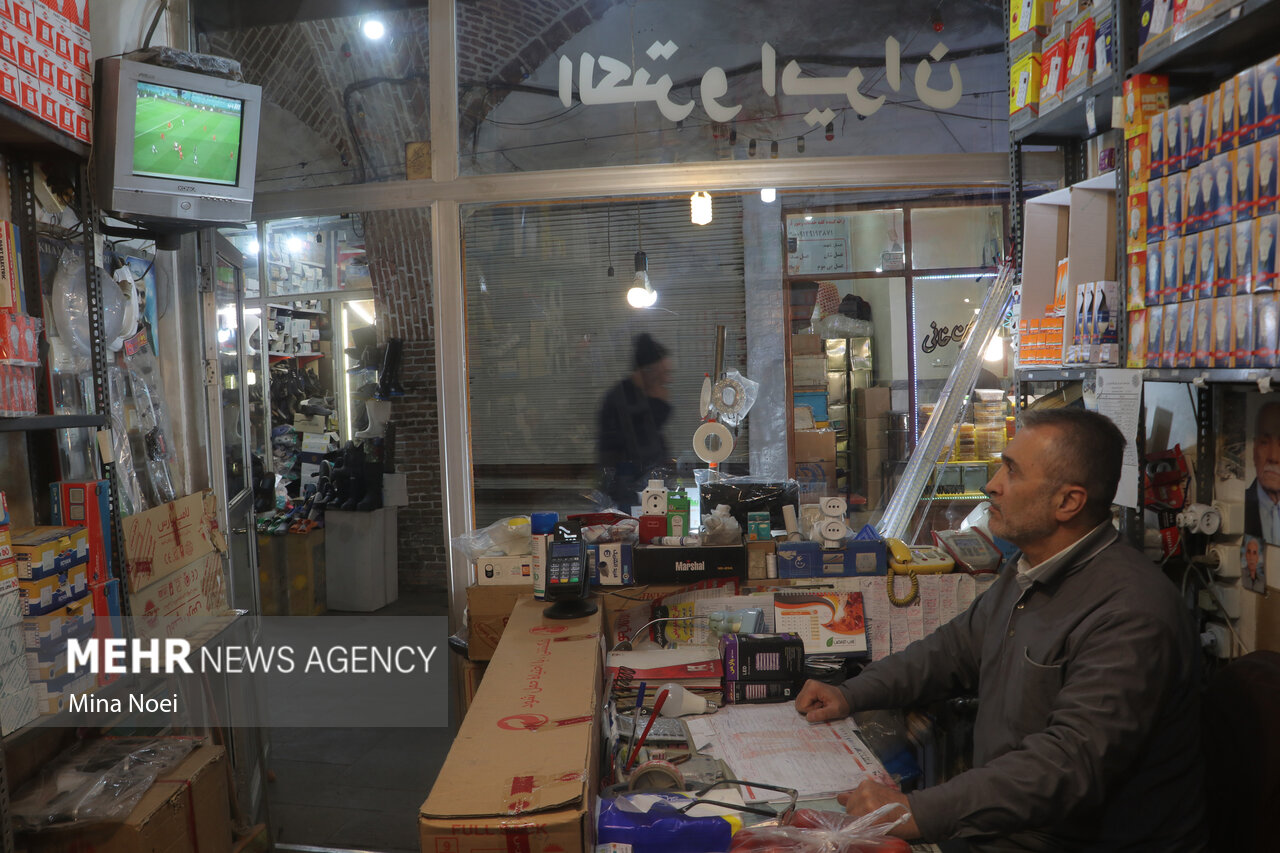 تماشای بازی تیم ملی در بازار قدیمی تبریز