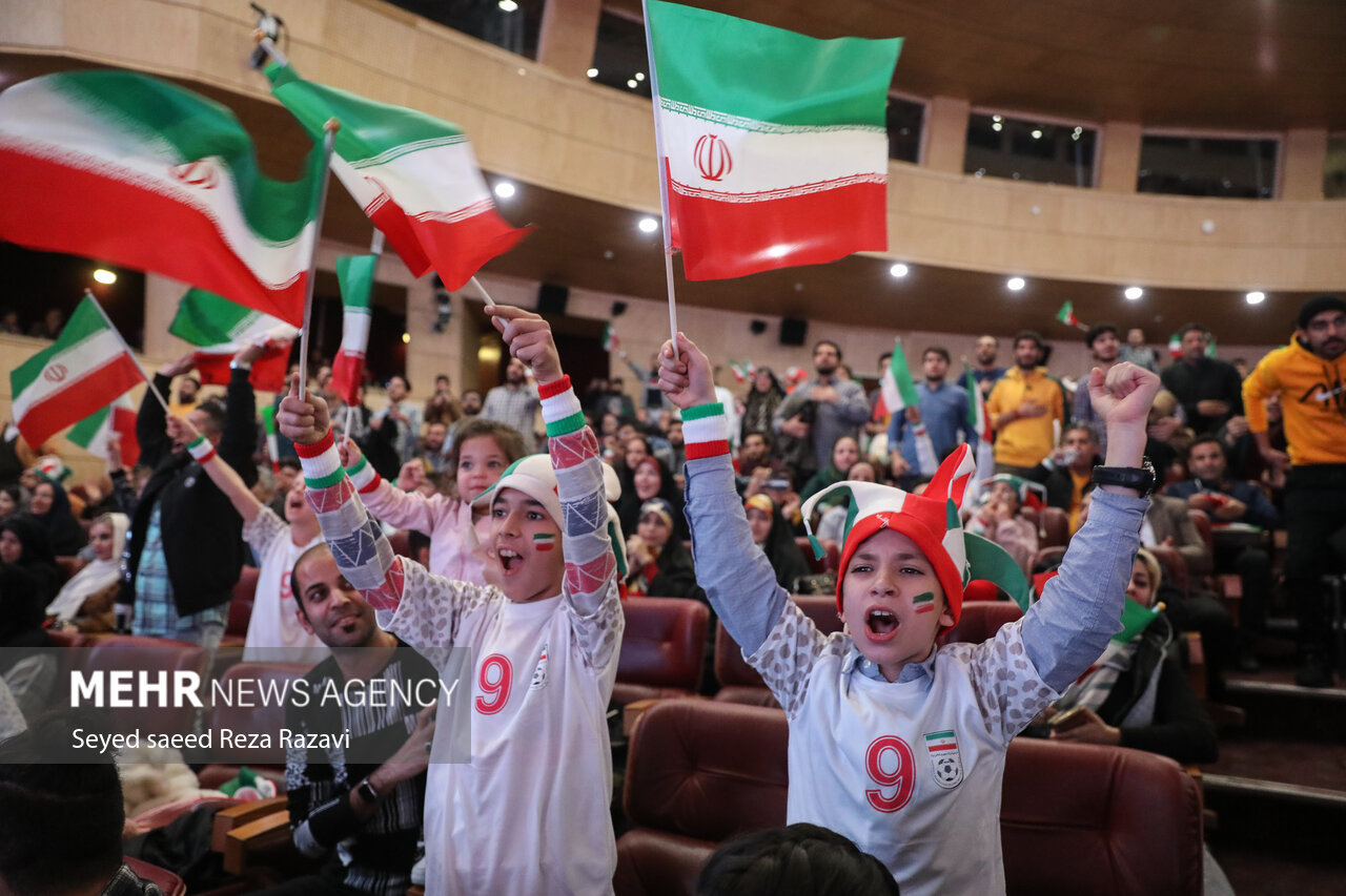 تیم ملی فوتبال ایران در آخرین دیدار مرحله مقدماتی گروه B بیست و دومین دوره جام جهانی از ساعت ۲۲:۳۰ دقیقه امروز سه شنبه در ورزشگاه الثمامه به مصاف تیم ملی آمریکا رفت که این بازی با برتری یک بر صفر آمریکا به پایان رسید