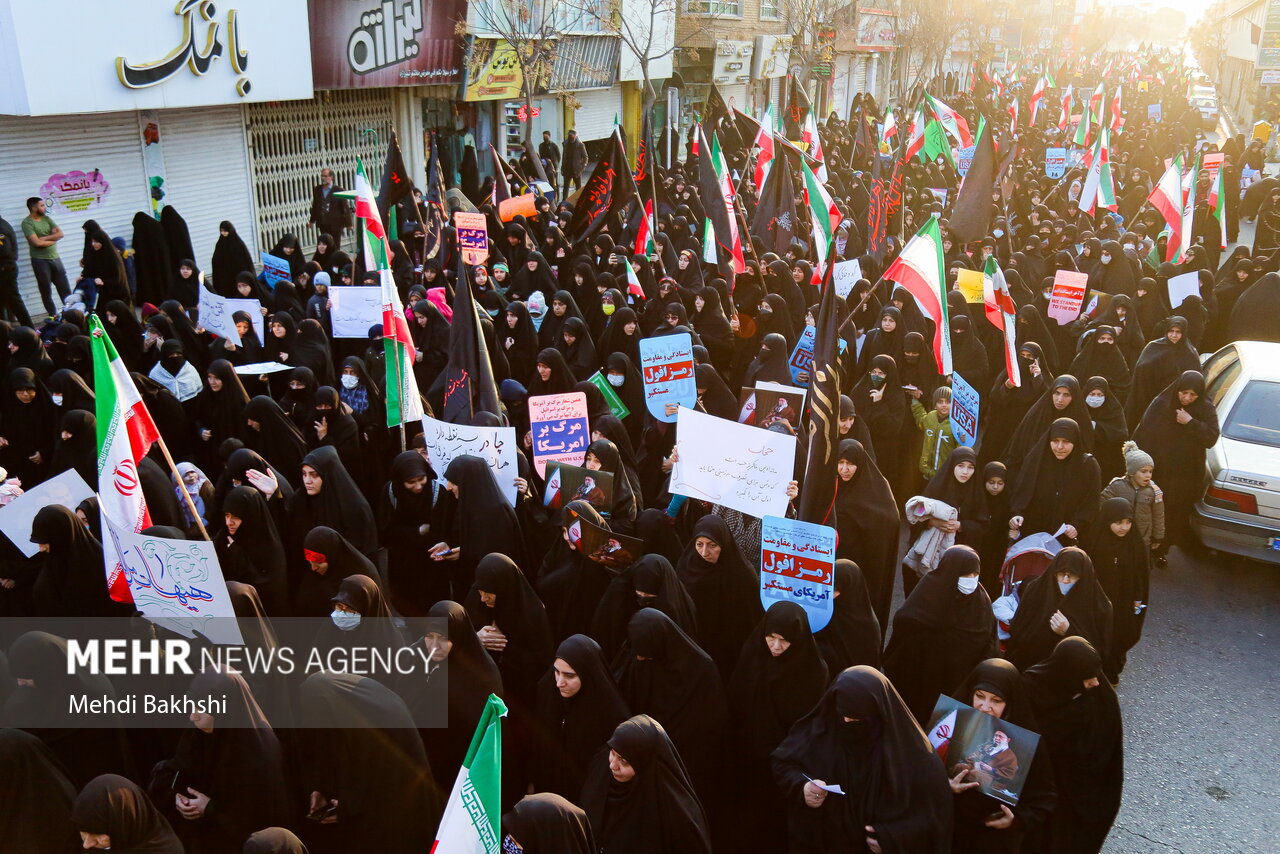 راهپیمایی بانوان قمی در حمایت از حجاب