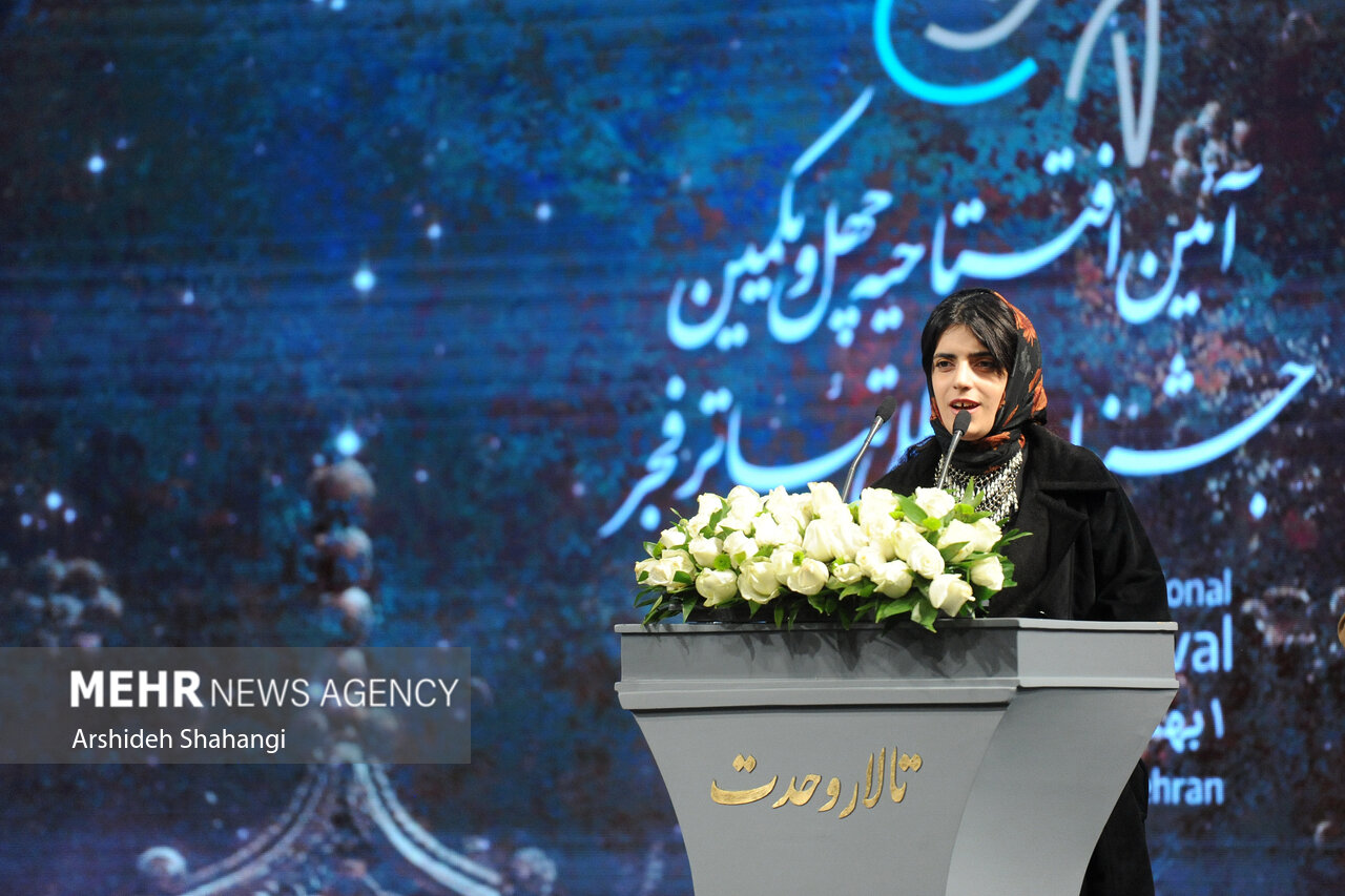 یکی از برگزیدگان چهل و یکمین جشنواره تئاتر فجر جایزه خود را تقدیم به زنان ایران زمین کرد