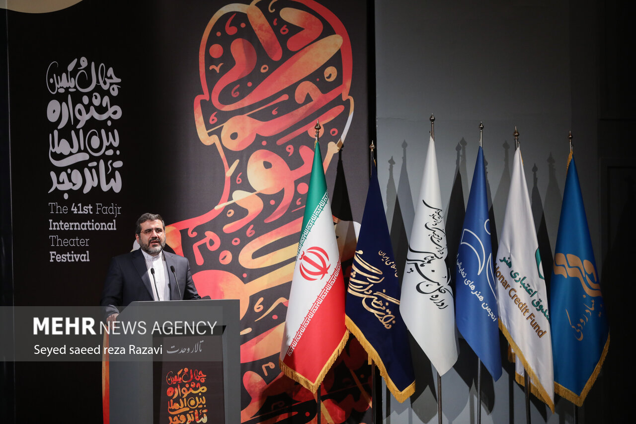 محمدمهدی اسماعیلی وزیر فرهنگ و ارشاد اسلامی در حال سخنرانی در مراسم اختتامیه چهل و یکمین جشنواره بین‌المللی تئاتر فجر است
