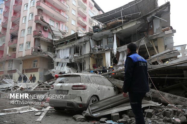 عملیات امداد و نجات و آواربرداری در مناطق زلزله زده ترکیه پس از گذشت سه روز از وقوع زلزله همچنان ادامه دارد
