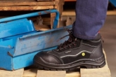 مزیت استفاده از لباس و کفش ایمنی در محیط کار چیست؟