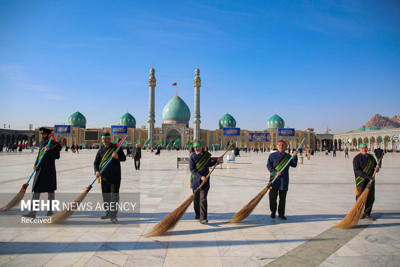 آیین جاروکشی خادمان مسجد مقدس جمکران