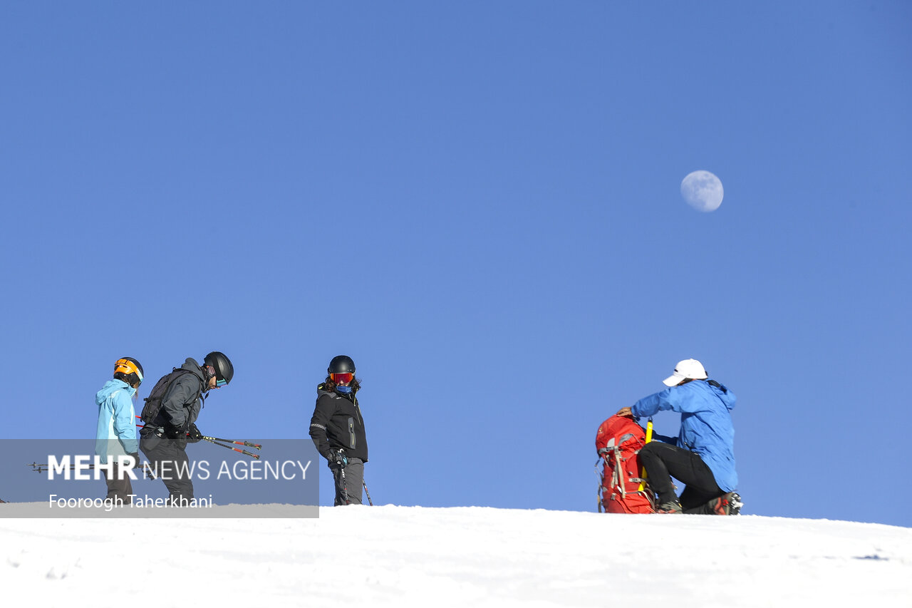 پیست اسکی توچالقله توچال درشمال تهران واقع شده که بخشی از دامنه‌های رشته کوه البرز به حساب می‌آید. این قله به دلیل قابلیت برف گیری به مکانی برای ورزش و تفریحات زمستانی تبدیل شده است وو هر سال در فصل زمستان مورد استقبال بسیاری از کوهنوردان و اسکی بازان قرار می‌گیرد
