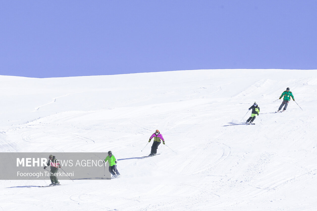 قله توچال درشمال تهران واقع شده که بخشی از دامنه‌های رشته کوه البرز به حساب می‌آید. این قله به دلیل قابلیت برف گیری به مکانی برای ورزش و تفریحات زمستانی تبدیل شده است وو هر سال در فصل زمستان مورد استقبال بسیاری از کوهنوردان و اسکی بازان قرار می‌گیرد