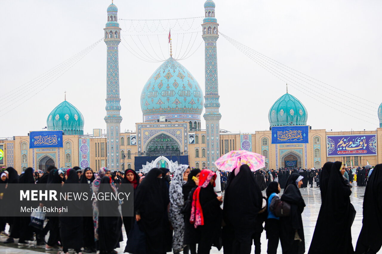 حال و هوای بارانی مسجد جمکران در نیمه شعبان
