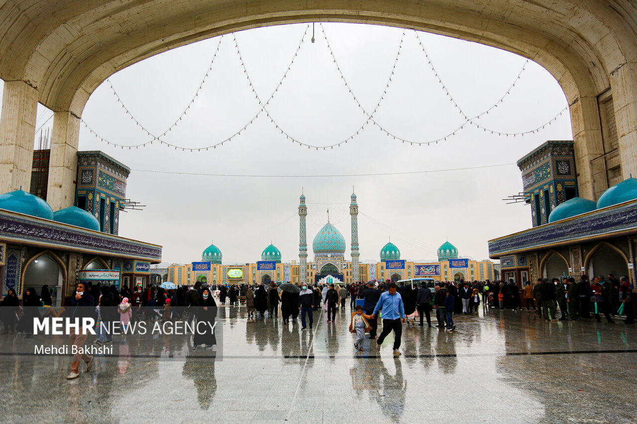 حال و هوای بارانی مسجد جمکران در نیمه شعبان