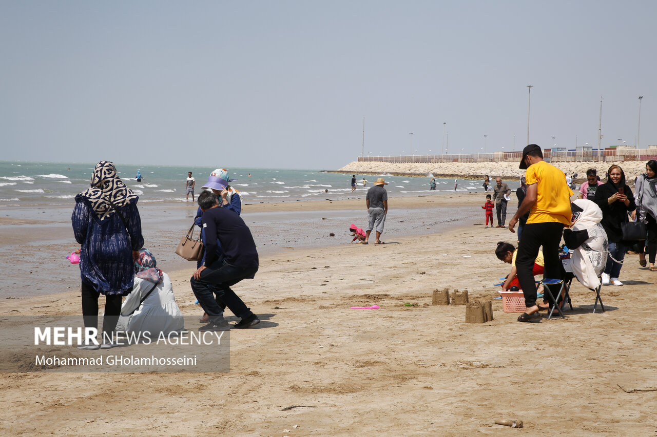حضور مسافران نوروزی در ساحل بوشهر