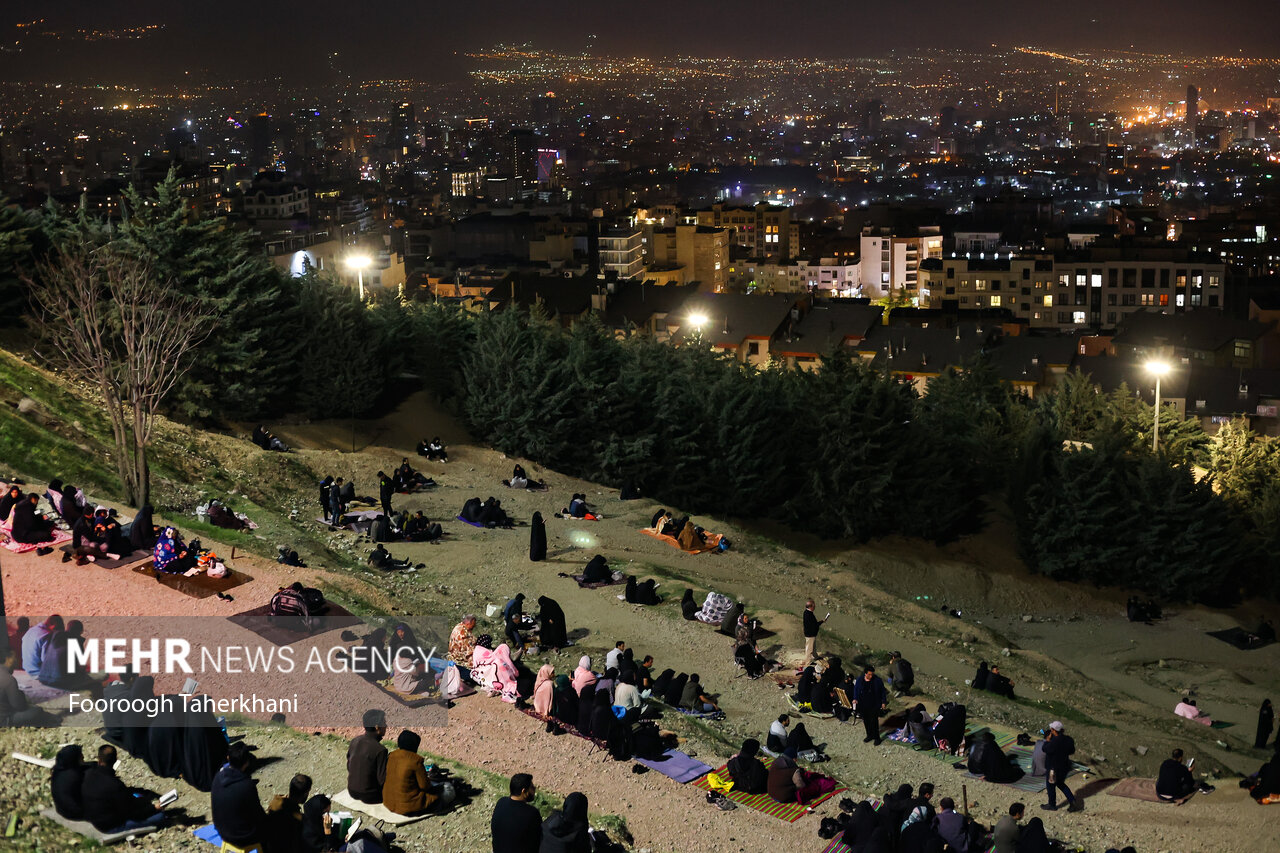 مراسم احیای شب نوزدهم ماه مبارک رمضان بامداد دوشنبه ۲۱ فروردین ۱۴۰۲ با حضور گسترده مردم تهران در کهف الشهدا برگزار شد