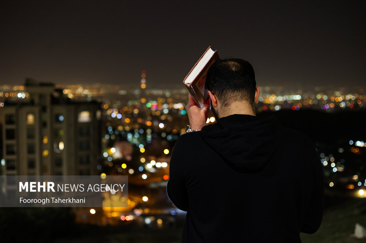 مراسم احیای شب نوزدهم ماه مبارک رمضان بامداد دوشنبه ۲۱ فروردین ۱۴۰۲ با حضور گسترده مردم تهران در کهف الشهدا برگزار شد