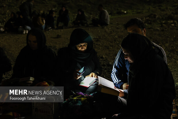 مراسم احیای شب نوزدهم ماه مبارک رمضان بامداد دوشنبه ۲۱ فروردین ۱۴۰۲ با حضور گسترده مردم تهران در کهف الشهدا برگزار شد