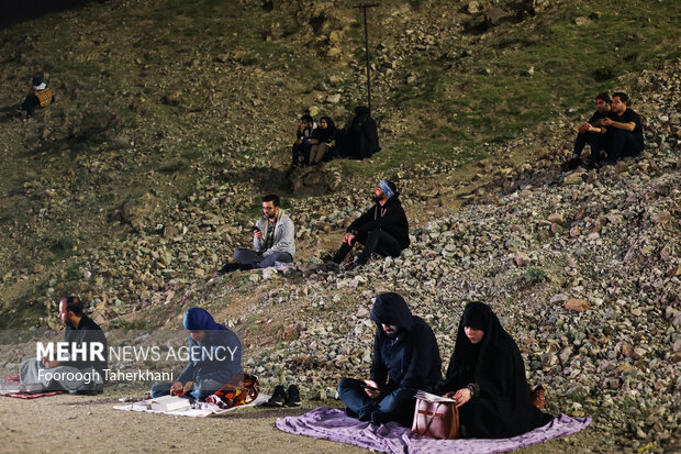 مراسم احیای شب نوزدهم ماه مبارک رمضان بامداد دوشنبه ۲۱ فروردین ۱۴۰۲ با حضور گسترده مردم تهران در کهف الشهدا برگزار شد