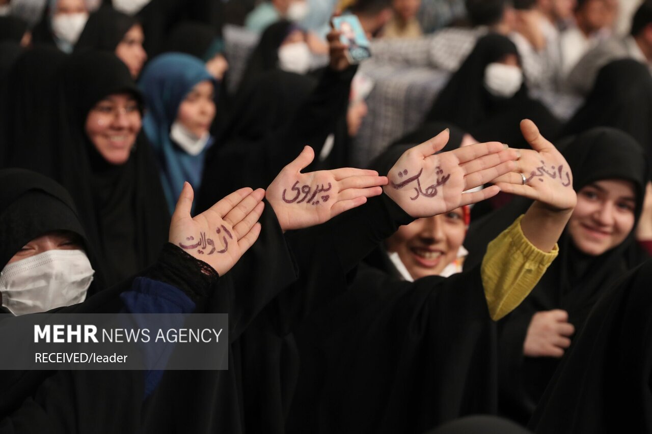 جمعی از دانشجویان و نمایندگان تشکل‌های دانشجویی عصر امروز سه‌شنبه ۲۹ فروردین ۱۴۰۲ با رهبر معظم انقلاب اسلامی دیدار کردند