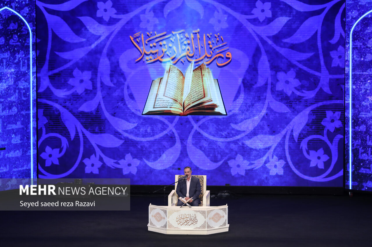 احمد ابوالقاسمی داور برنامه تلویزیونی محفل   در حال خواندن و تلاوت قرآن مجید است