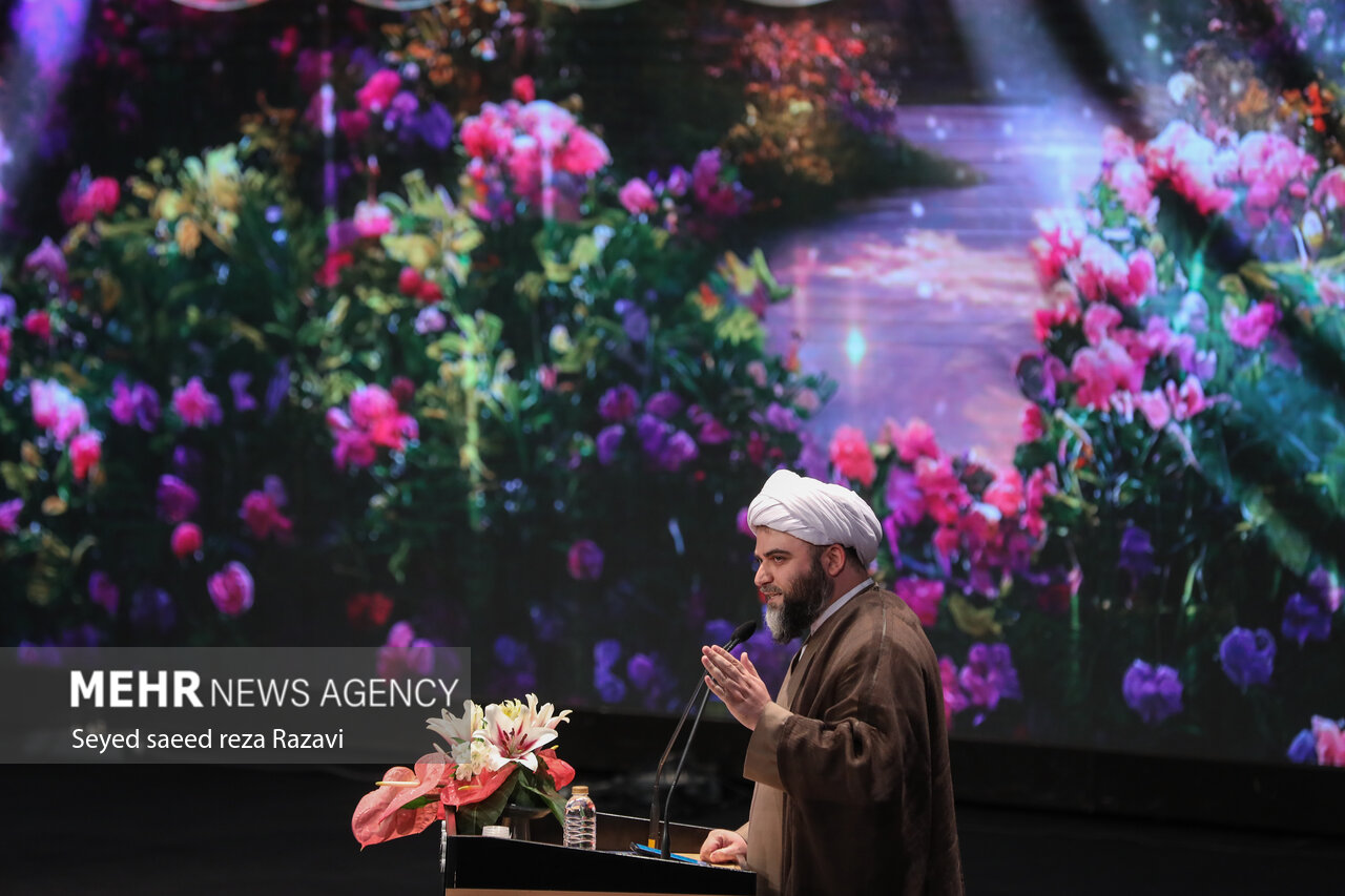حجت الاسلام محمد قمی رییس سازمان تبلیغات اسلامی در حال سخنرانی در مراسم گردهمایی بزرگ برنامه تلویزیونی محفل است