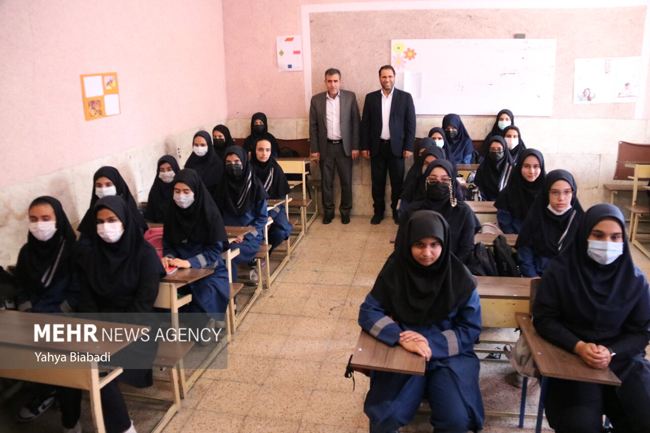 حضور سرپرست وزارت آموزش و پرورش در مدرسه دخترانه کرمانشاه