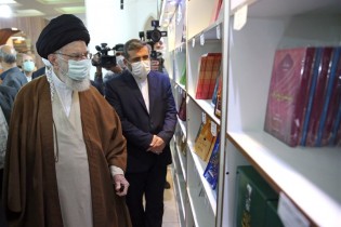 امام خامنه‌ای از نمایشگاه کتاب بازدید کردند