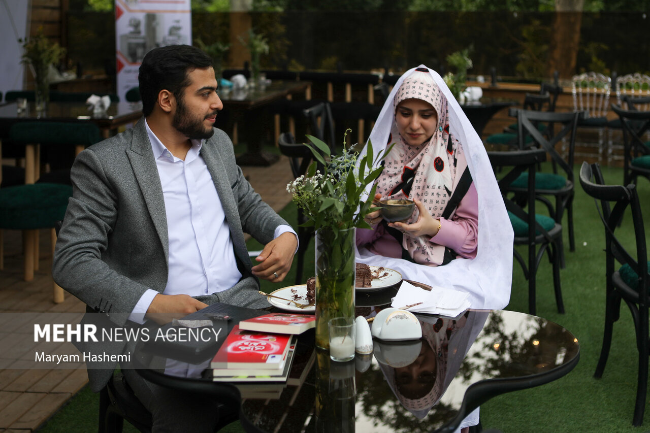 جشن بزرگ ازدواج دانشگاهیان دانشگاه علوم پزشکی تهران بعدازظهر یکشنبه ۲۴ اردیبهشت ۱۴۰۲ با حضور ۱۵۰ زوج در مرکز همایش های دانشگاه علوم پزشکی تهران برگزار شد