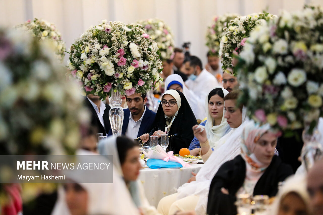 جشن بزرگ ازدواج دانشگاهیان دانشگاه علوم پزشکی تهران بعدازظهر یکشنبه ۲۴ اردیبهشت ۱۴۰۲ با حضور ۱۵۰ زوج در مرکز همایش های دانشگاه علوم پزشکی تهران برگزار شد