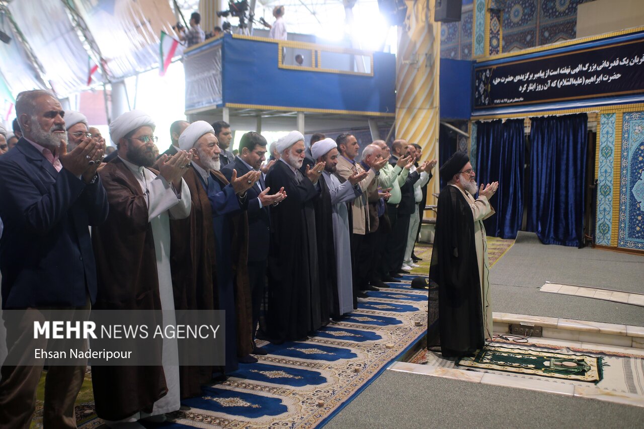 آیت الله احمد خاتمی امام جمعه موقت تهران در حال اقامه نماز عید قربان در مصلی دانشگاه تهران است