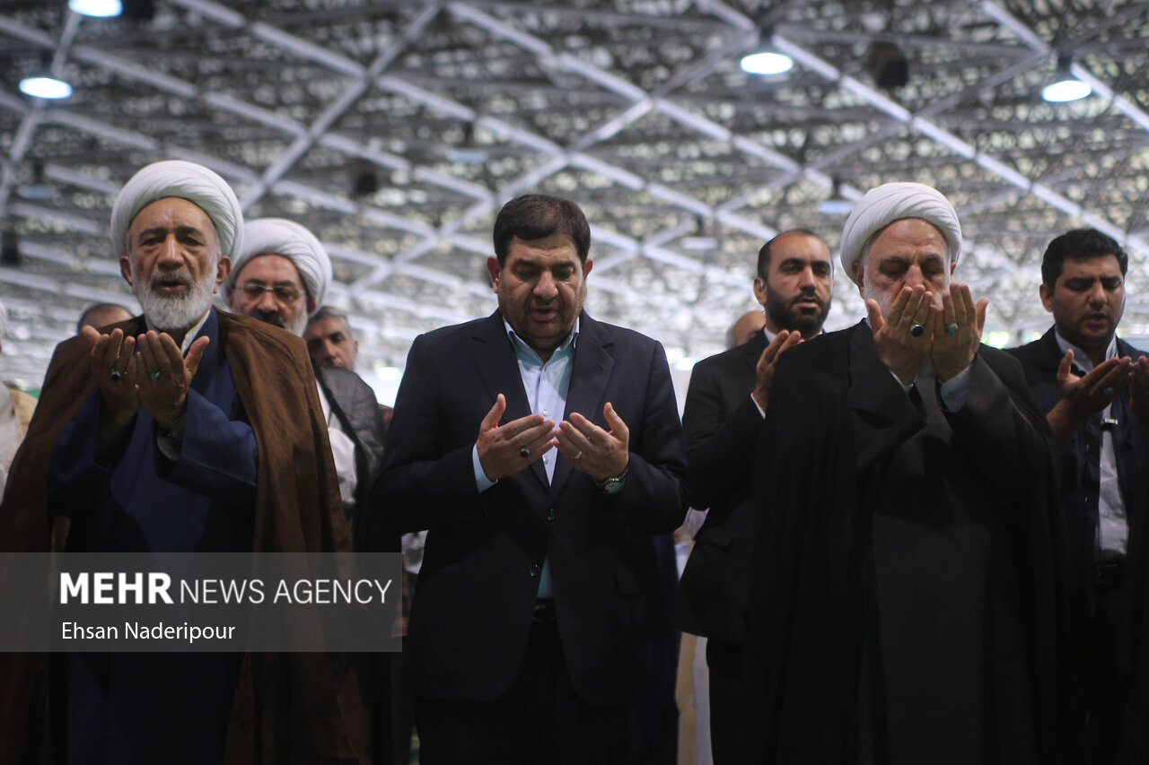 حجت الاسلام غلامحسین محسنی اژه ای رئیس قوه قضائیه و محمد مخبر معاون اول رئیس جمهور در حال اقامه نماز عید قربان در مصلی دانشگاه تهران هستند