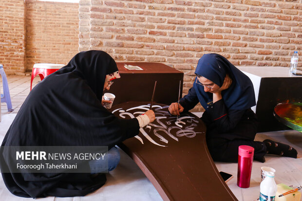 دومین رویداد نقاشی خط نشان عاشقی به مناسبت ایام سوگواری ماه محرم با حضور بیش از ۸۰ نفر از هنرمندان در خانه اتحادیه توسط سازمان زیباسازی شهرداری تهران در حال برگزاری است. این تیغه‌علم‌های طراحی و نقاشی شده، در اقصی نقاط پایتخت نصب می‌شود