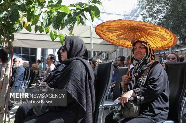 آئین تشییع پیکر زنده یاد احمدرضا احمدی شاعر و نویسنده معاصر صبح امروز پنج شنبه ۲۲ تیر ماه ۱۴۰۲ با حضور جمعی از فعالان حوزه فرهنگی و هنری در کانون پرورش فکری کودکان و نوجوانان برگزار شد