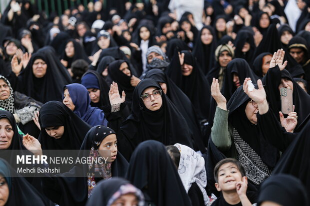 اهتزار پرچم متبرک حرم امام حسین(ع) بر فراز گنبدحرم حضرت معصومه(س)