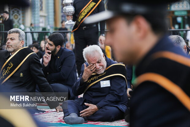 اهتزار پرچم متبرک حرم امام حسین(ع) بر فراز گنبدحرم حضرت معصومه(س)