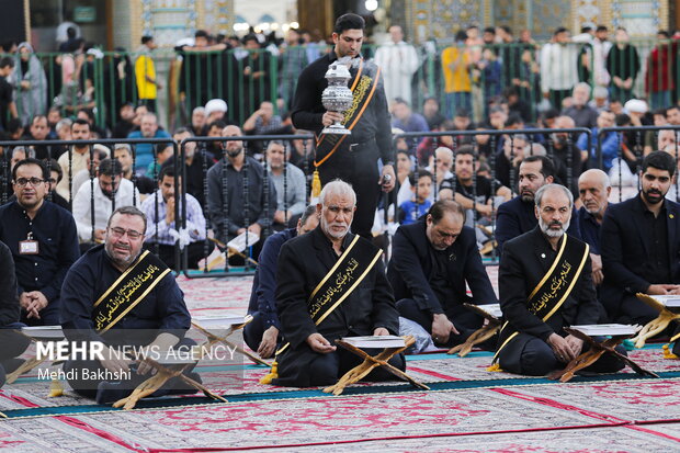 اهتزار پرچم متبرک حرم امام حسین(ع) بر فراز گنبدحرم حضرت معصومه(س)