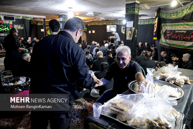 خانه سیدها در بلوار قیام تهران با بیش از صد سال مراسم عزاداری حضرت سیدالشهدا (صلوات الله علیه) هر روز میزبان جمع کثیری از مردم عزادار است