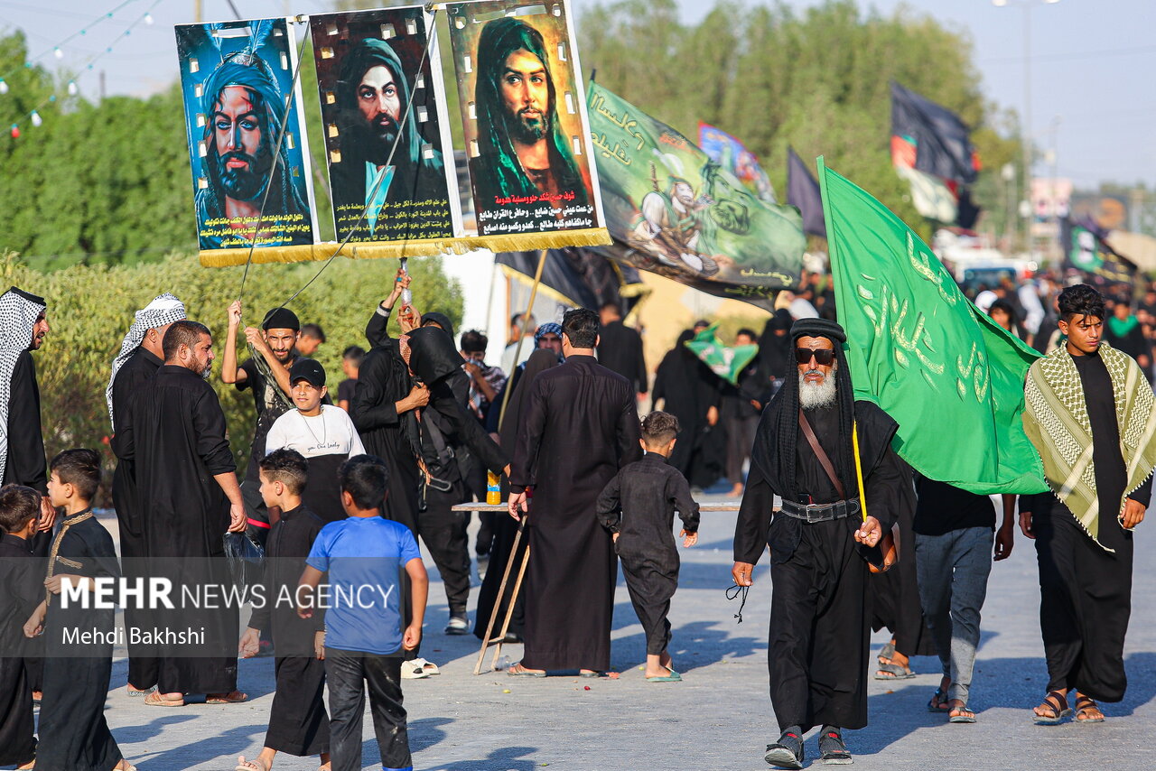 زائران پیاده اربعین در ۱۵۰ کیلومتری کربلا