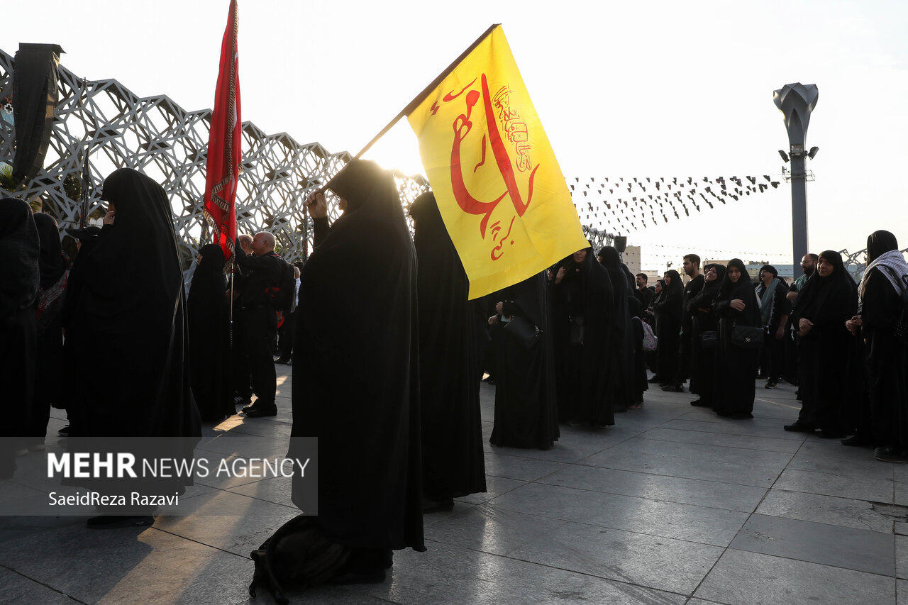 مراسم راهپیمایی جاماندگان اربعین حسینی در تهران صبح امروز چهارشنبه ۱۵ شهریور ۱۴۰۲ مصادف با اربعین حسینی (ع) از میدان امام حسین (ع) به سمت حرم عبدالعظیم حسنی (ع) با حضور عزاداران و عاشقان اهل بیت (ع) در حال برگزاری است