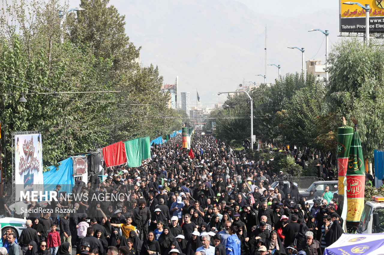 مراسم راهپیمایی جاماندگان اربعین حسینی در تهران صبح امروز چهارشنبه ۱۵ شهریور ۱۴۰۲ مصادف با اربعین حسینی (ع) از میدان امام حسین (ع) به سمت حرم عبدالعظیم حسنی (ع) با حضور عزاداران و عاشقان اهل بیت (ع) در حال برگزاری است