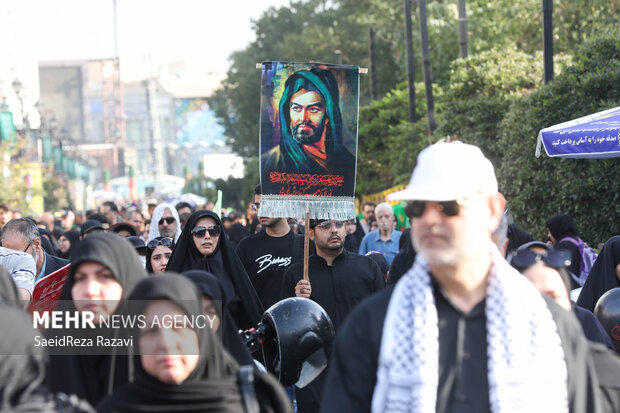 مراسم راهپیمایی جاماندگان اربعین حسینی در تهران صبح امروز چهارشنبه ۱۵ شهریور ۱۴۰۲ مصادف با اربعین حسینی (ع) از میدان امام حسین (ع) به سمت حرم عبدالعظیم حسنی (ع) با حضور عزاداران و عاشقان اهل بیت (ع) در حال برگزاری است