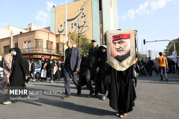 مراسم راهپیمایی جاماندگان اربعین حسینی در تهران صبح امروز چهارشنبه ۱۵ شهریور ۱۴۰۲ مصادف با اربعین حسینی (ع) از میدان امام حسین (ع) به سمت حرم عبدالعظیم حسنی (ع) با حضور عزاداران و عاشقان اهل بیت (ع) در حال برگزاری است