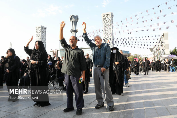 مراسم راهپیمایی جاماندگان اربعین حسینی در تهران صبح امروز چهارشنبه ۱۵ شهریور ۱۴۰۲ مصادف با اربعین حسینی (ع) از میدان امام حسین (ع) به سمت حرم عبدالعظیم حسنی (ع) با حضور عزاداران و عاشقان اهل بیت (ع) در حال برگزاری است