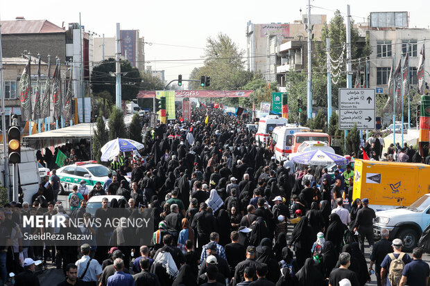 مراسم راهپیمایی جاماندگان اربعین حسینی در تهران صبح امروز چهارشنبه ۱۵ شهریور ۱۴۰۲ مصادف با اربعین حسینی (ع) از میدان امام حسین (ع) به سمت حرم عبدالعظیم حسنی (ع) با حضور عزاداران و عاشقان اهل بیت (ع) در حال برگزاری است