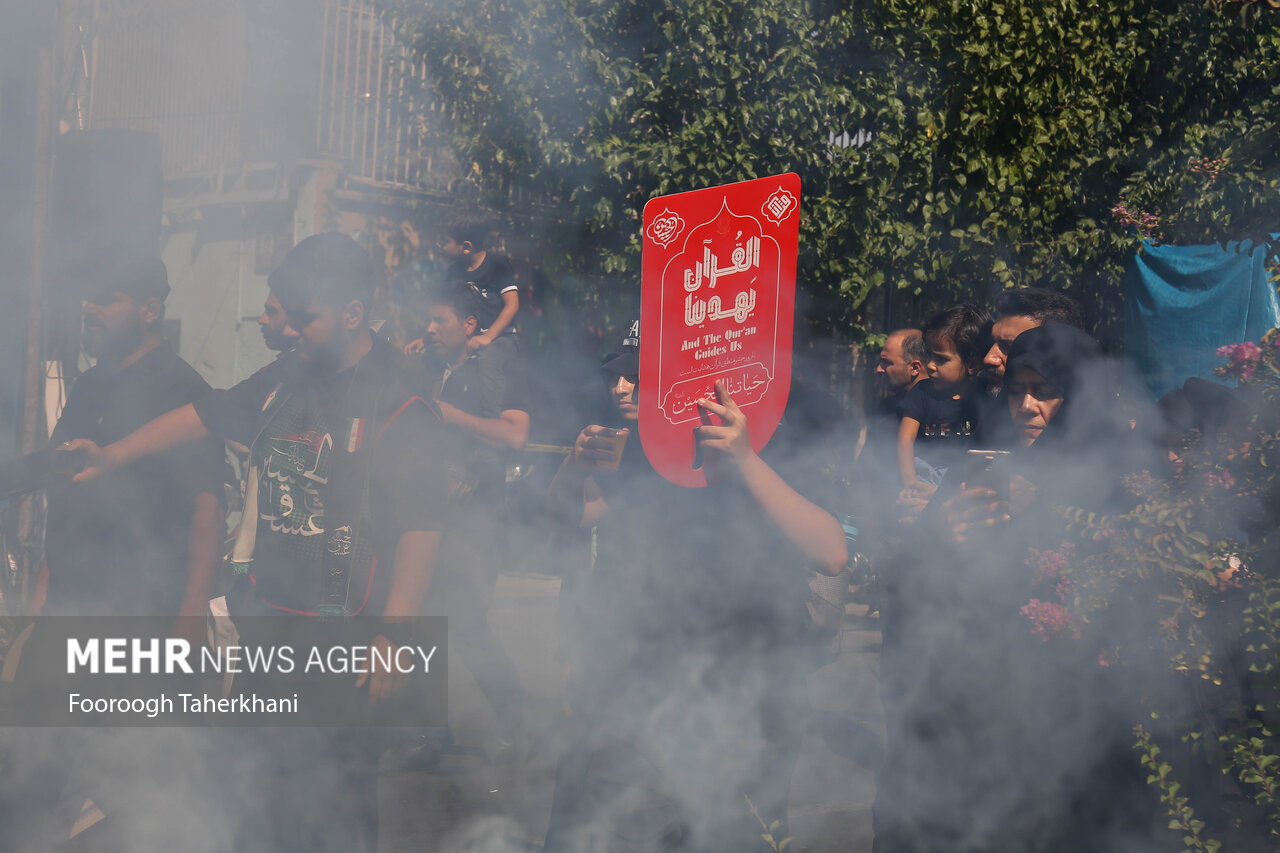 مراسم راهپیمایی جاماندگان اربعین حسینی در تهران صبح امروز چهارشنبه ۱۵ شهریور ۱۴۰۲ مصادف با اربعین حسینی (ع) از میدان امام حسین (ع) به سمت حرم عبدالعظیم حسنی (ع) با حضور عزاداران و عاشقان اهل بیت (ع) در حال برگزاری است