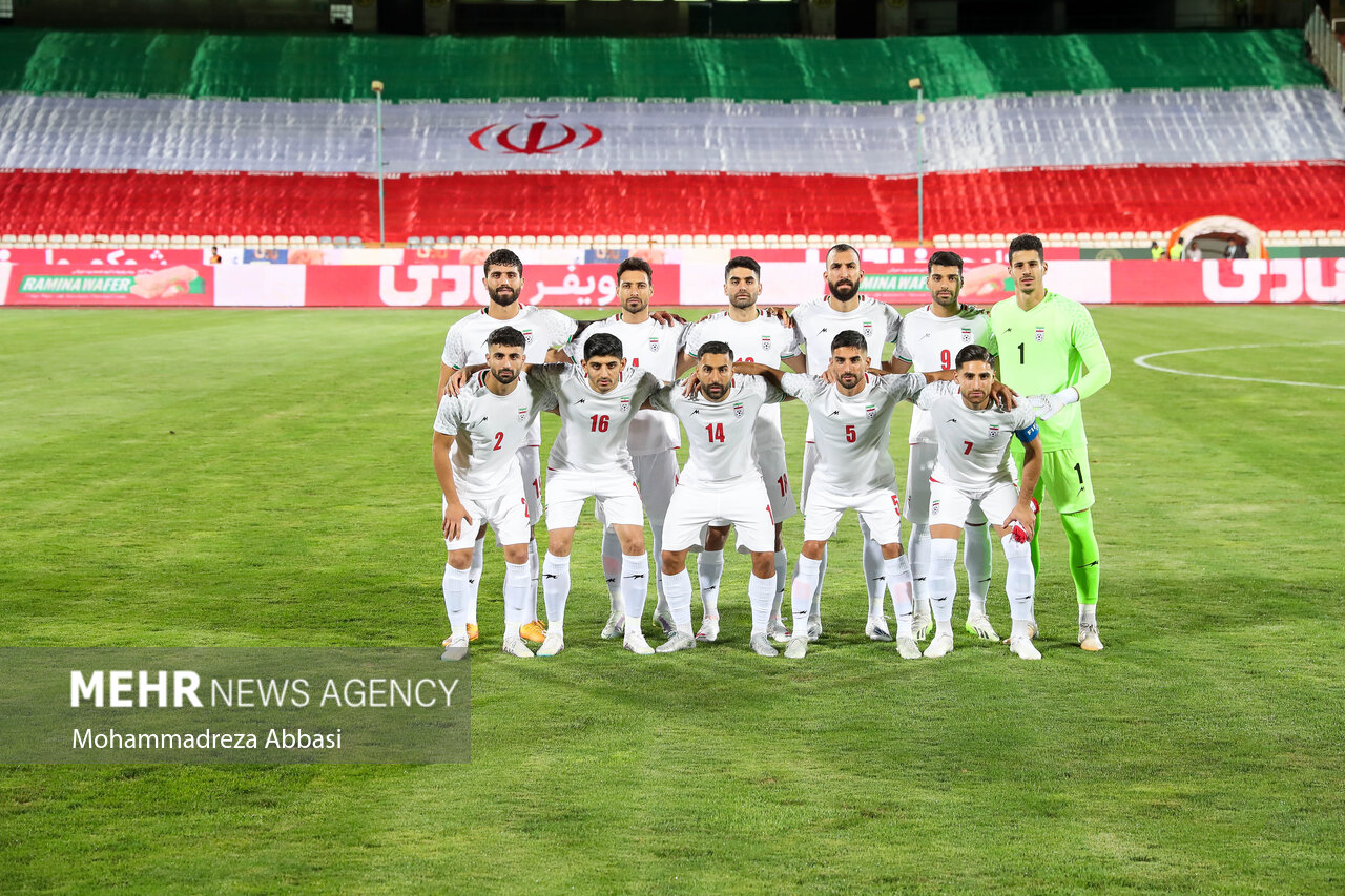 بازیکنان تیم ملی فوتبال آایران در حال گرفتن عکس یادگاری پیش از دیدار تیم های ملی فوتبال ایران و آنگولا هستند