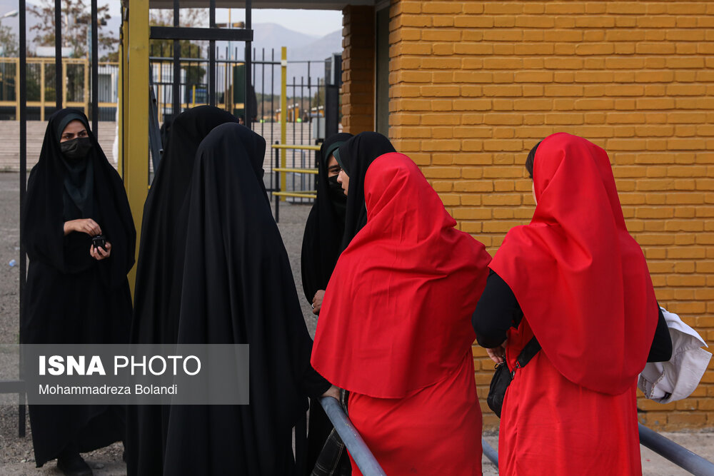 ورود هواداران خانم پرسپولیس تهران به ورزشگاه آزادی