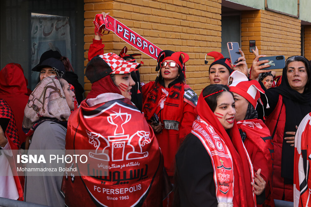 ورود هواداران خانم پرسپولیس تهران به ورزشگاه آزادی