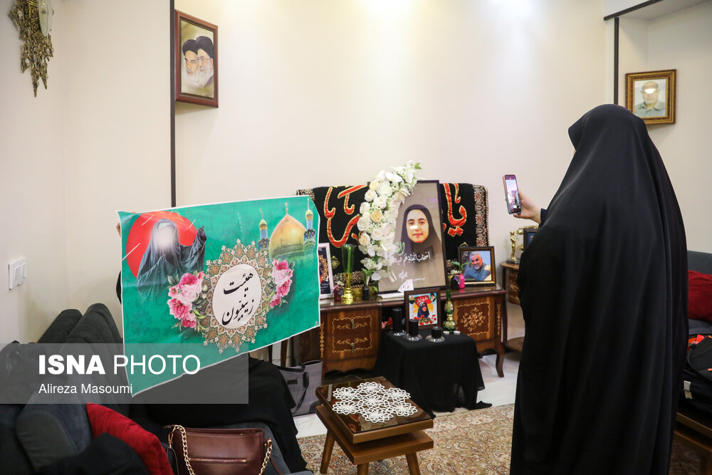 حضور جمعی از خانواده‌های شهدا در منزل شهیده فائزه رحیمی