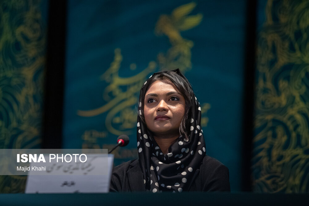 ریکیتا ناندینی بازیگر فیلم دروغ‌‌های زیبا در نشست خبری اولین روز از چهل و دومین جشنواره فیلم فجر